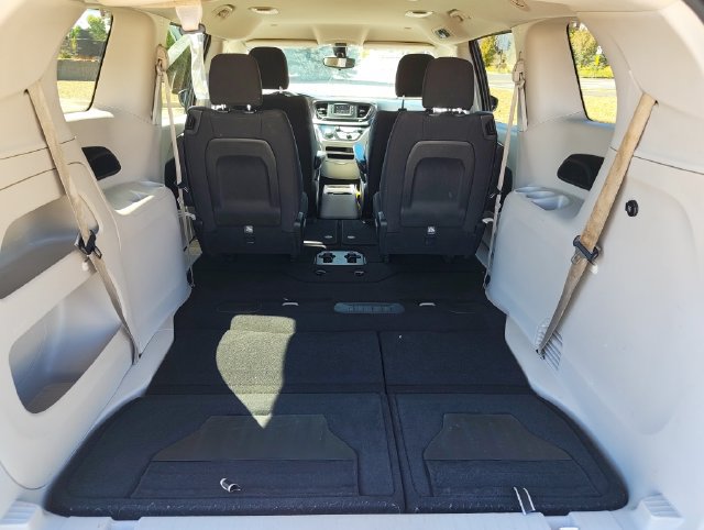 Used 2017 Chrysler Pacifica LX FWD image 11