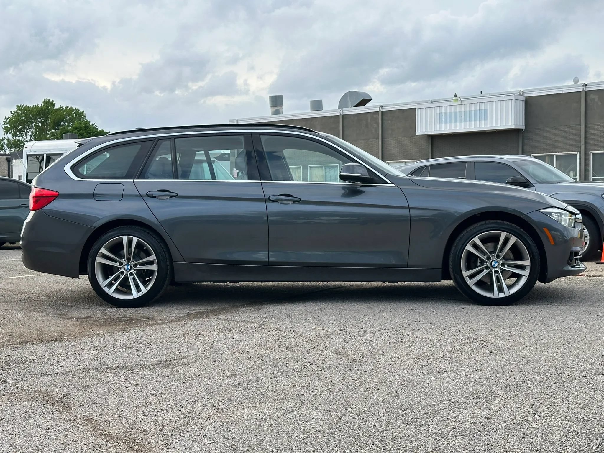 Used 2017 BMW 330i xDrive Wagon AWD/4WD image 8