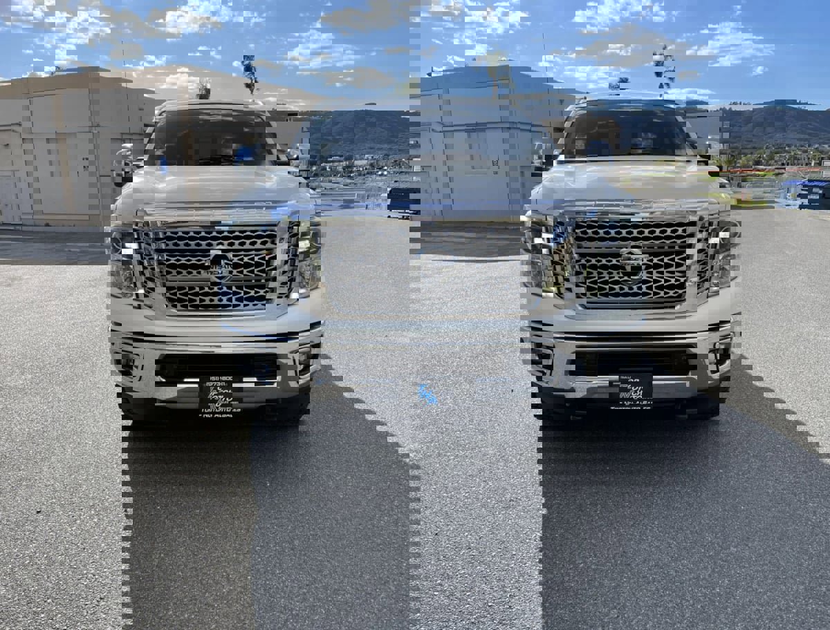 Used 2016 Nissan Titan SL image 2