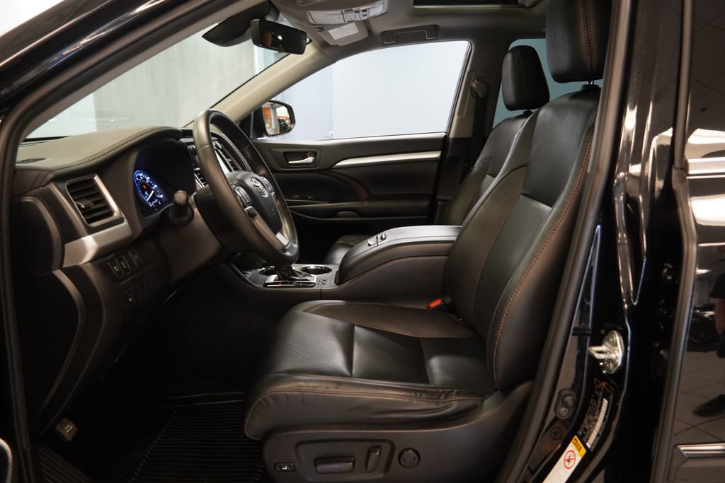 Used 2019 Toyota Highlander XLE AWD/4WD image 6
