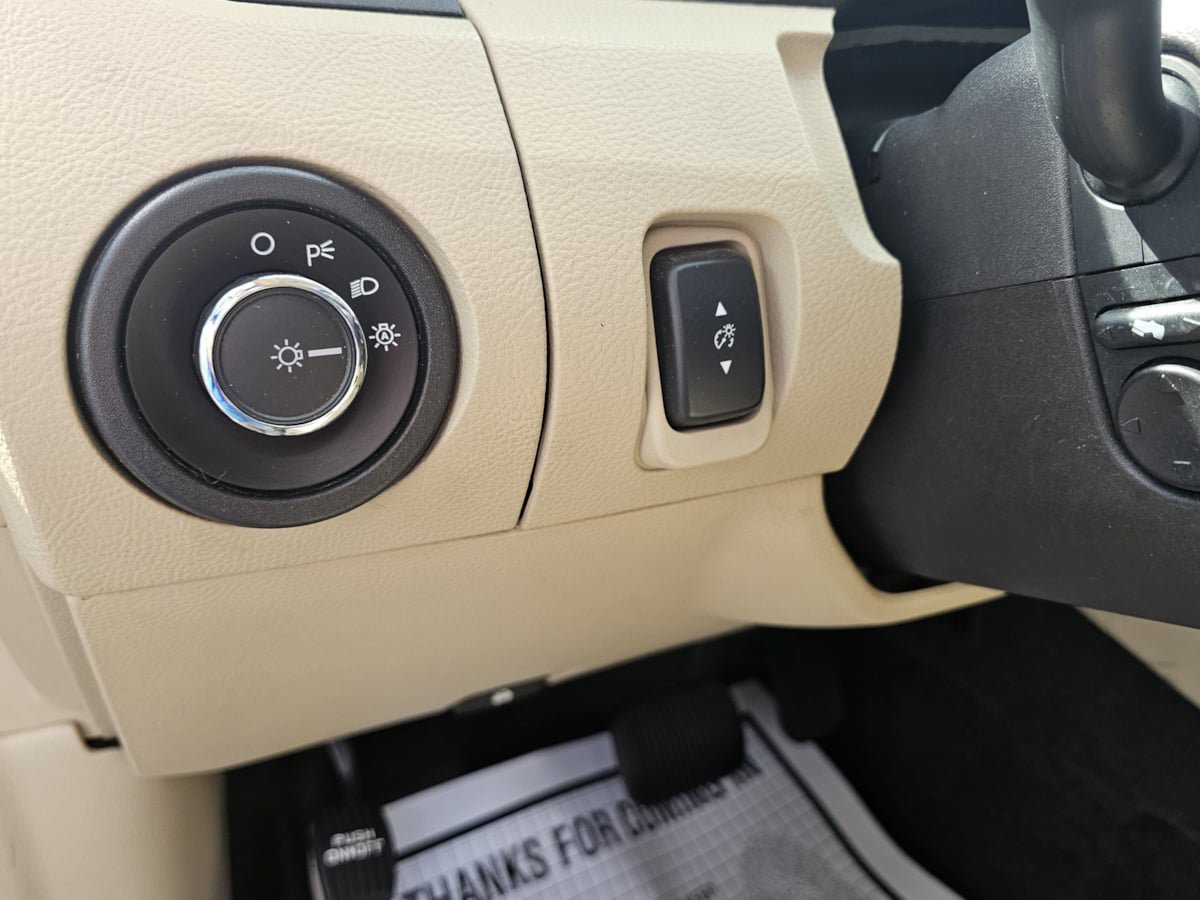 Used 2013 Ford Taurus Limited FWD image 14