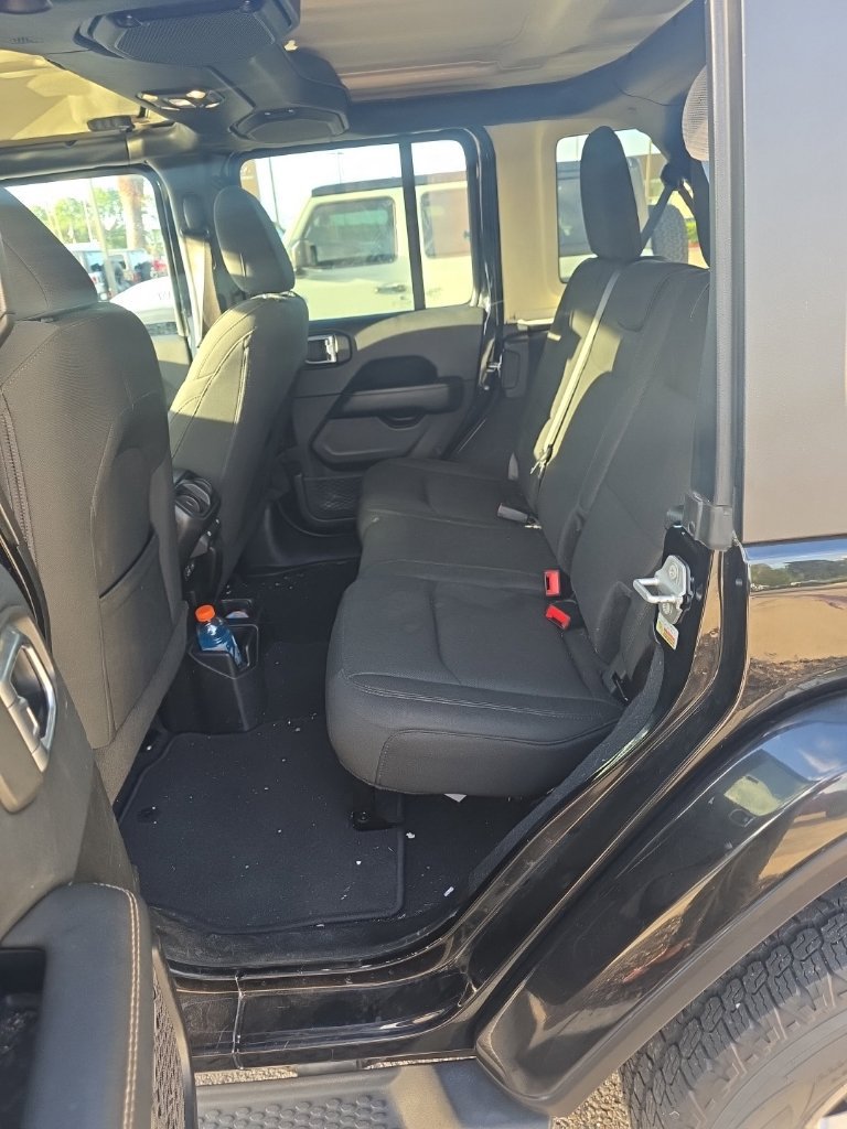 Used 2019 Jeep Wrangler Unlimited Sahara AWD/4WD image 9