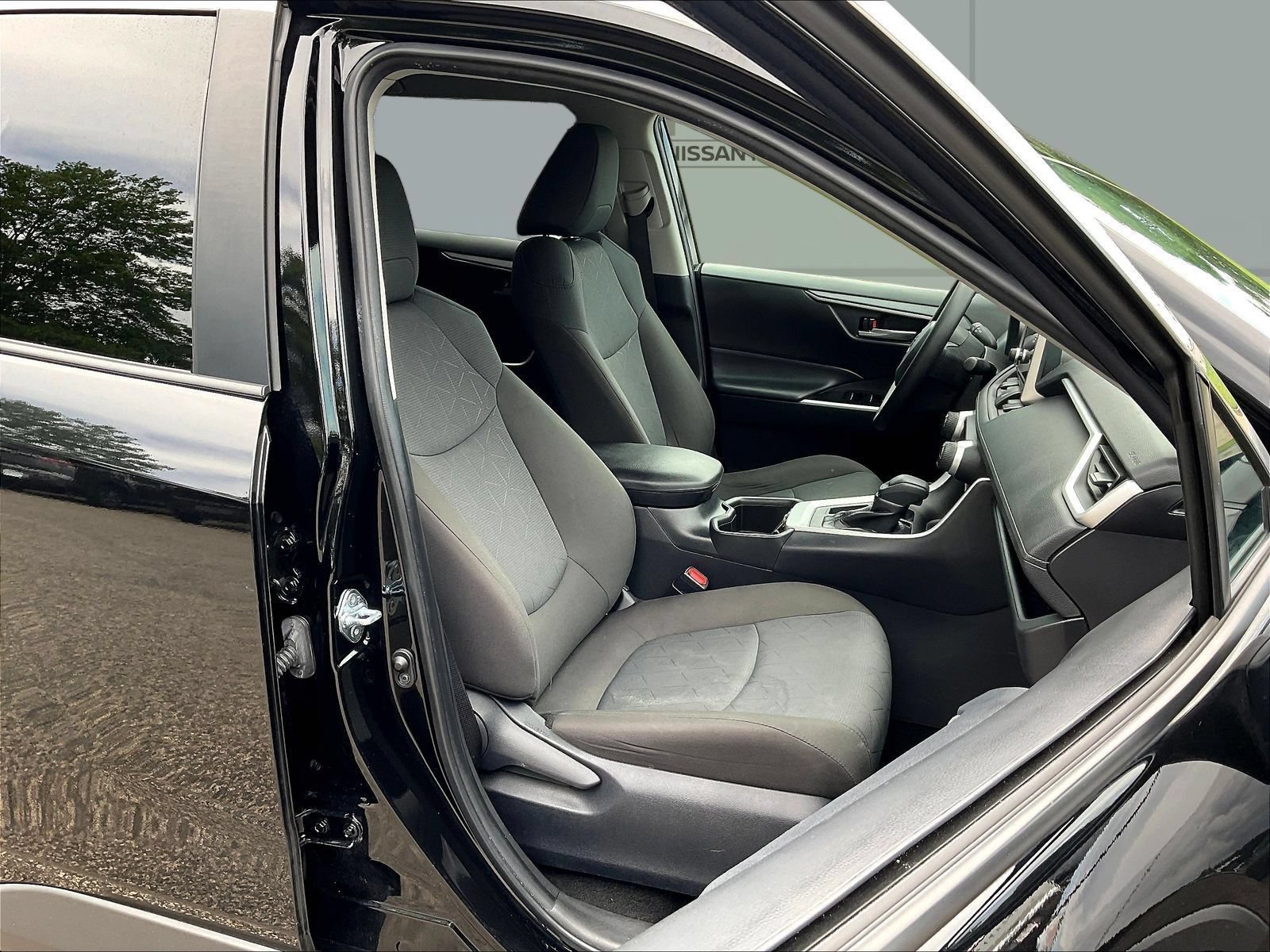 Used 2025 Toyota RAV4 XLE FWD image 30