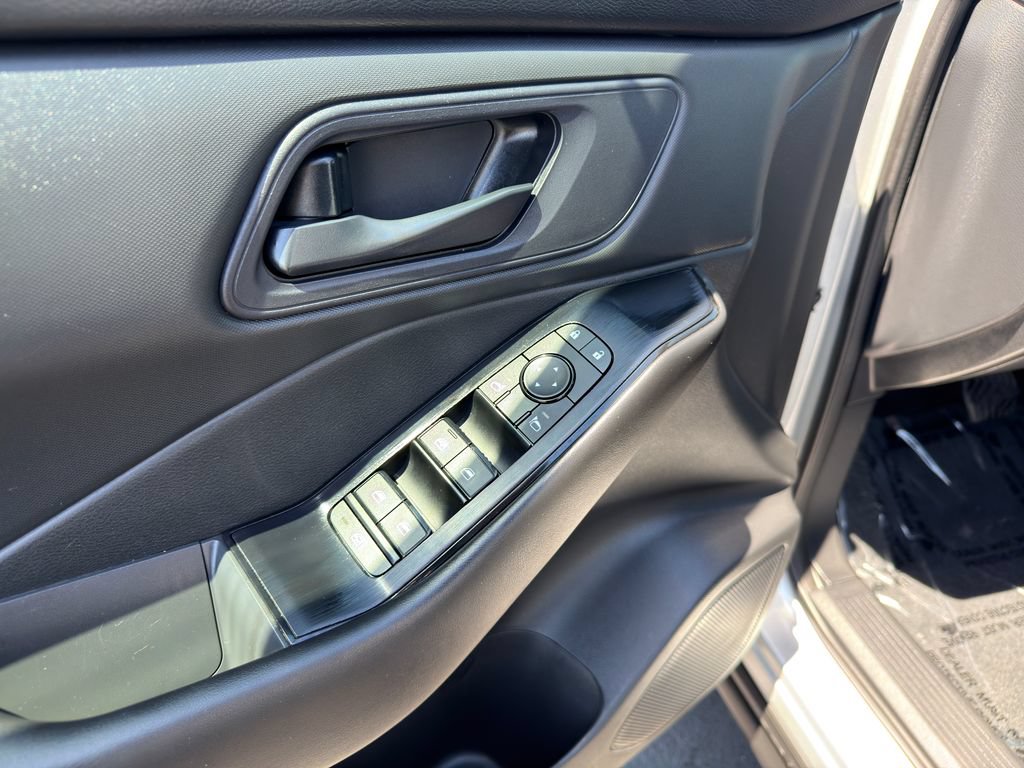Used 2024 Nissan Rogue S FWD image 13