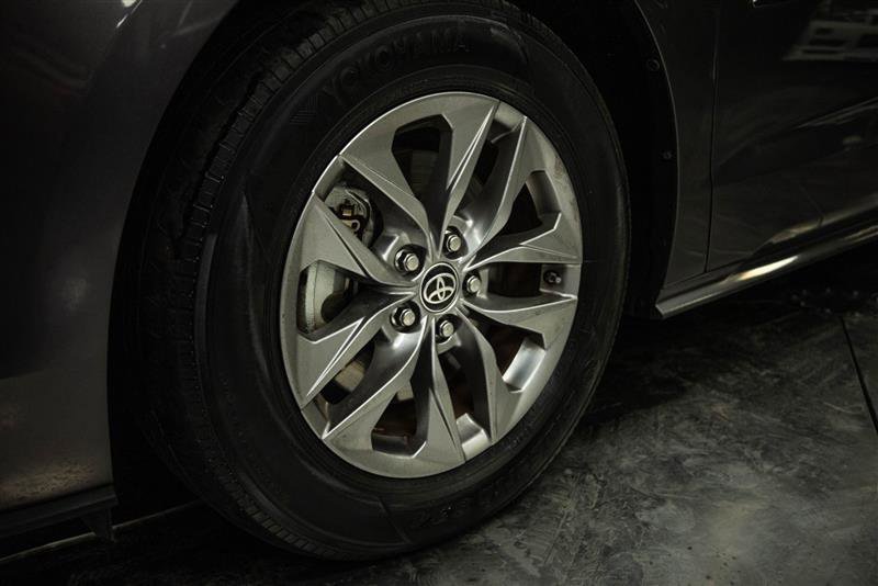 Used 2023 Toyota Sienna XLE image 3