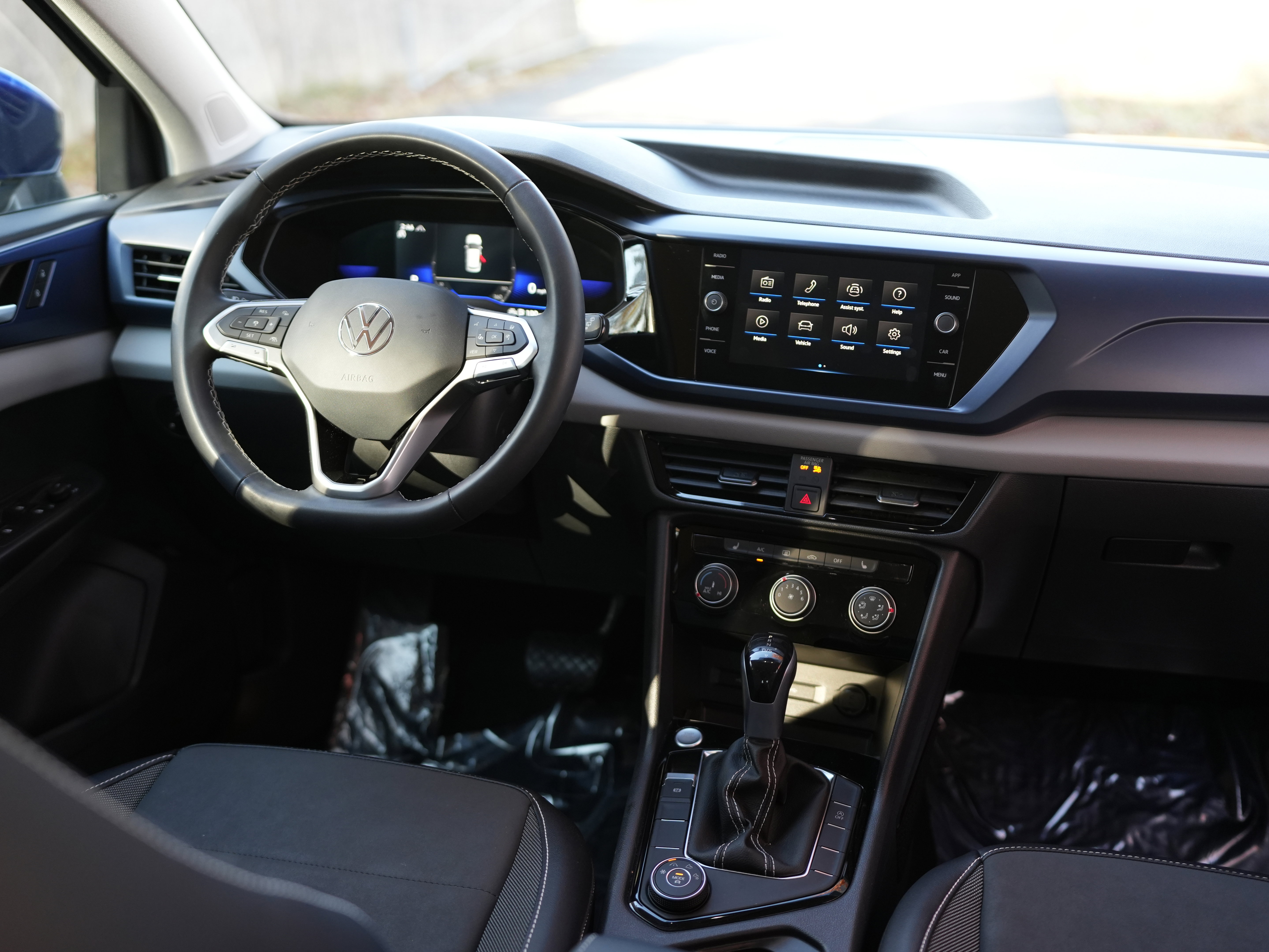 Used 2023 Volkswagen Taos SE w/ Panoramic Sunroof Package image 26