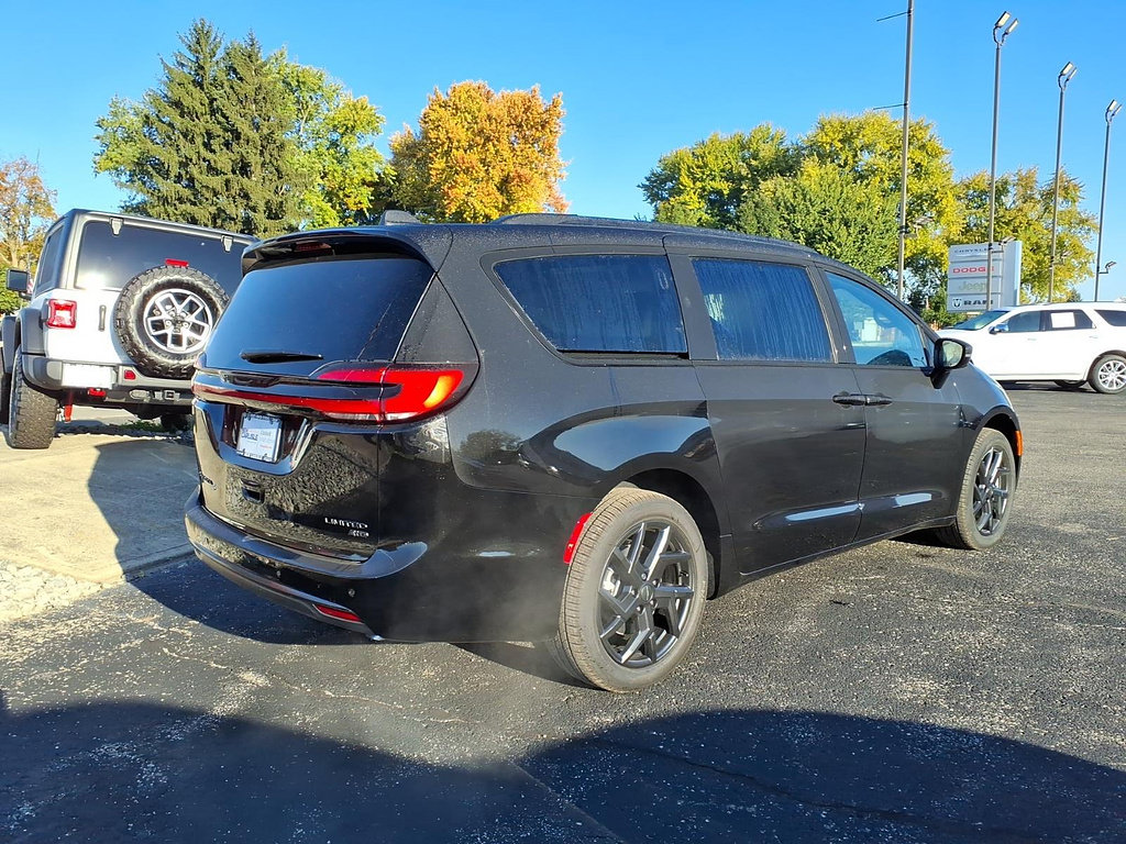 New 2027 Chrysler Pacifica Limited w/ Family Tech Group AWD/4WD image 7