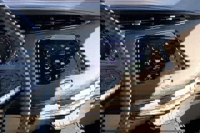 Used 2023 Cadillac XT4 Luxury w/ Cold Weather Package image 5