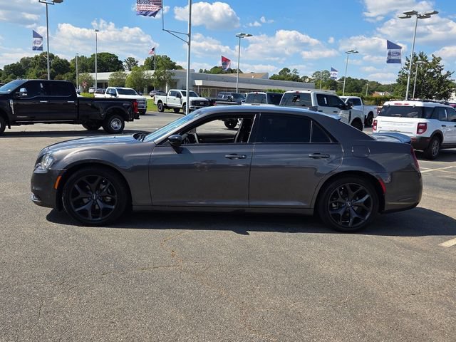 Used 2022 Chrysler 300 Touring w/ Sport Appearance Package RWD image 4