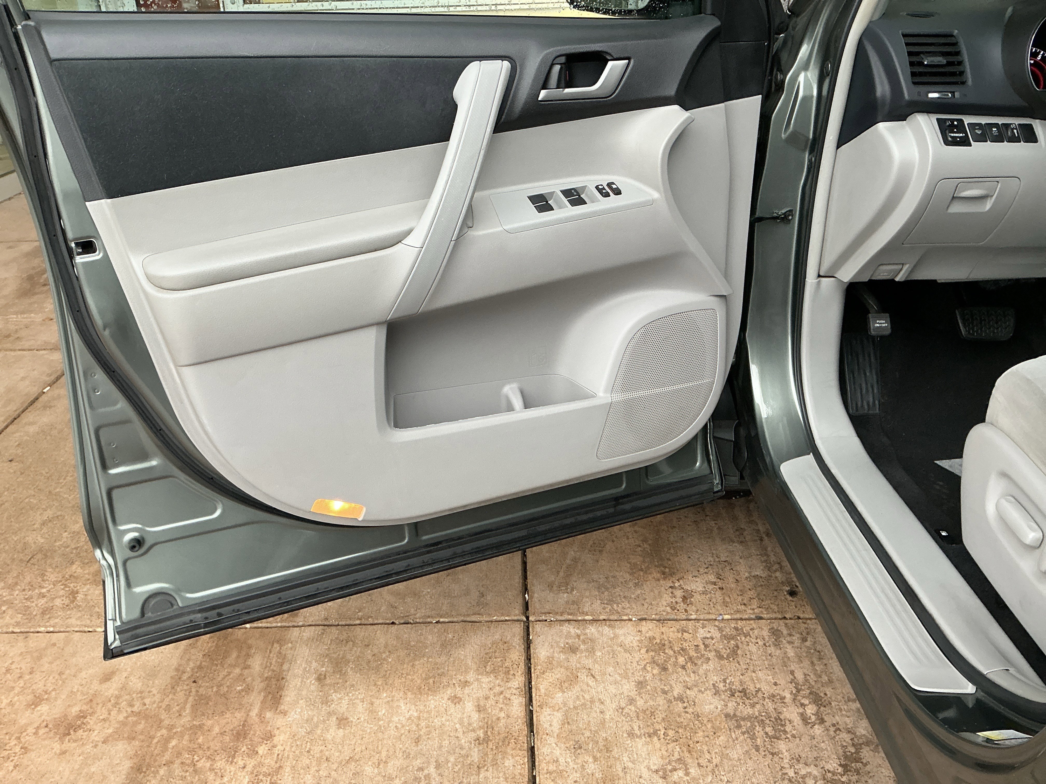 Used 2013 Toyota Highlander Plus image 14