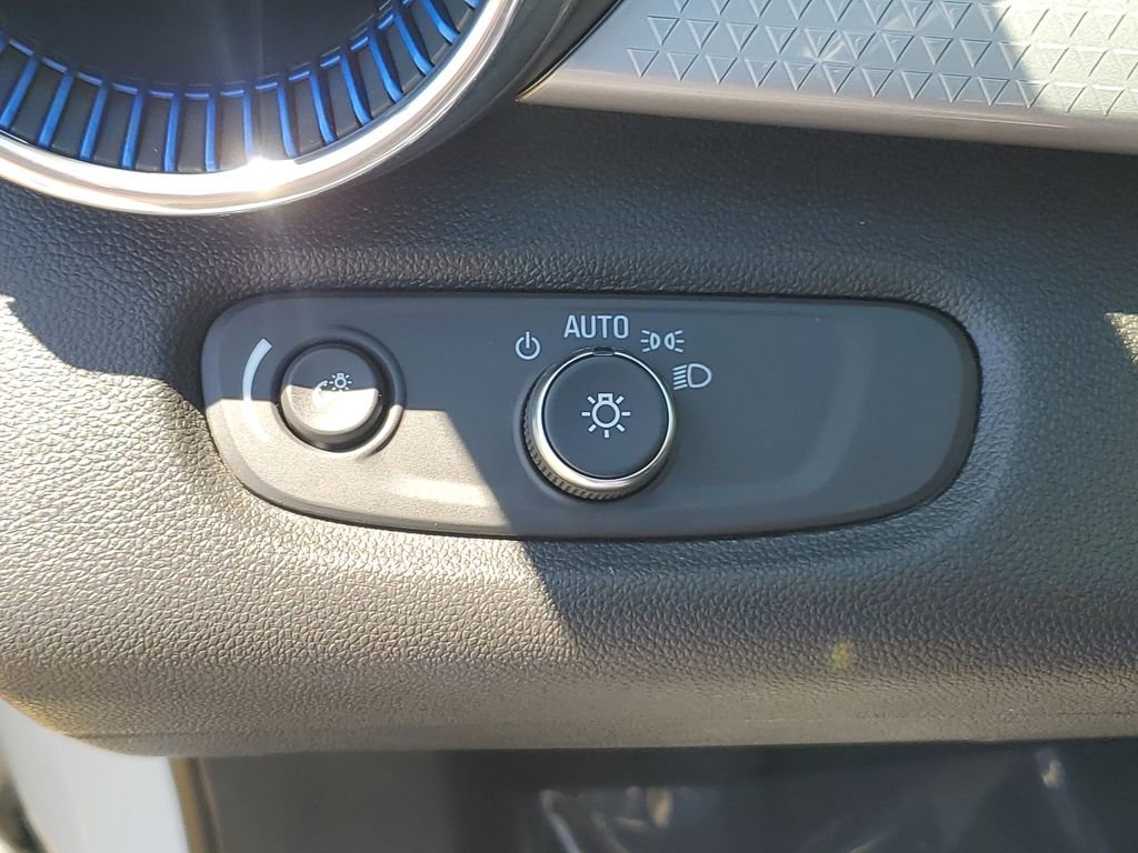 Used 2025 Chevrolet Trax LT FWD image 23