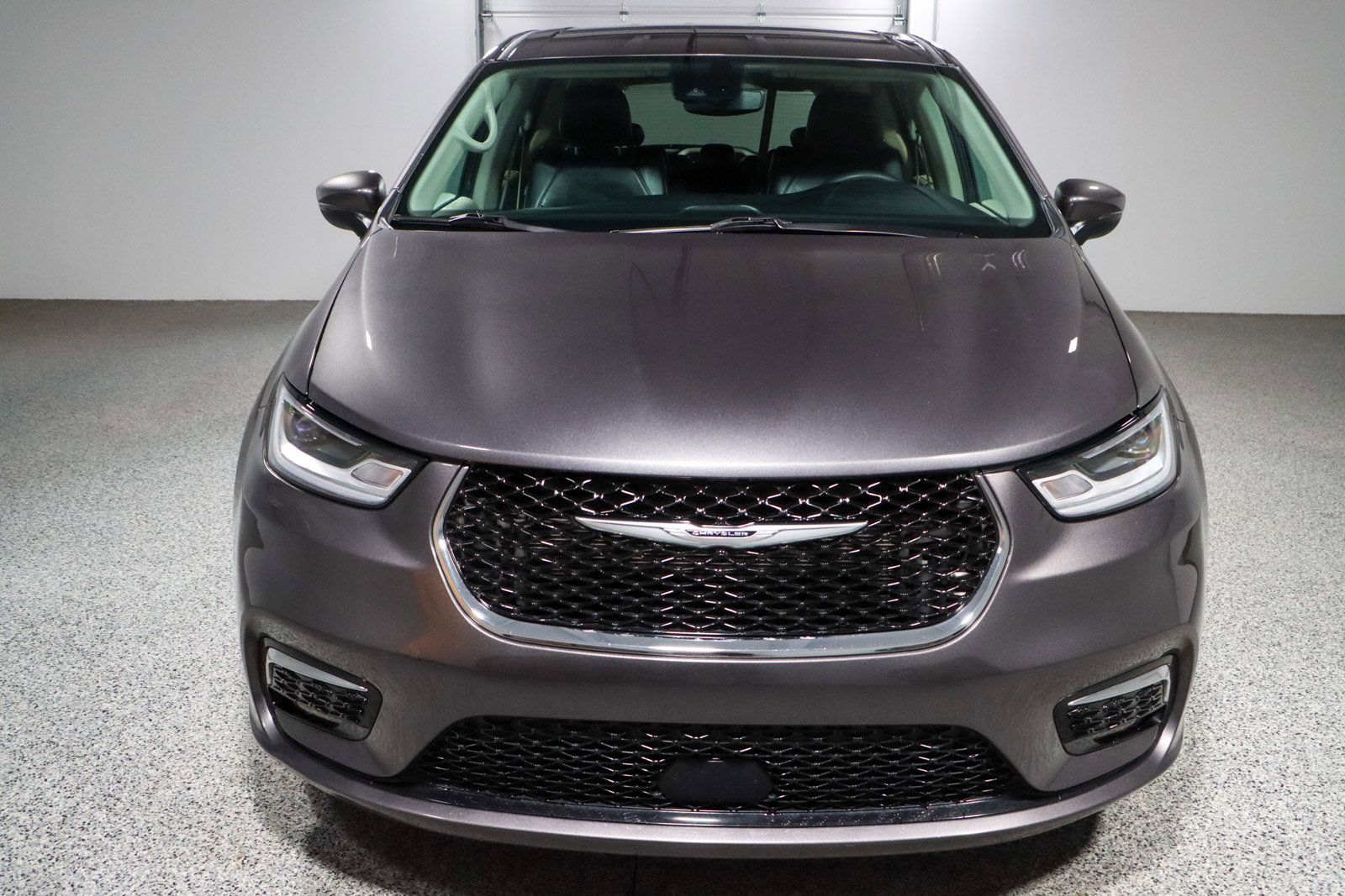 Used 2023 Chrysler Pacifica Touring-L image 4