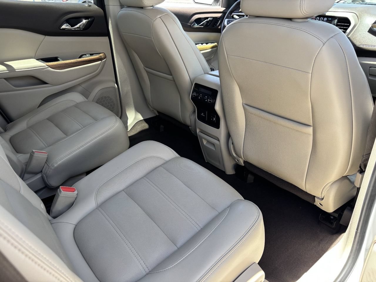Used 2019 GMC Acadia Denali w/ Technology Package FWD image 11