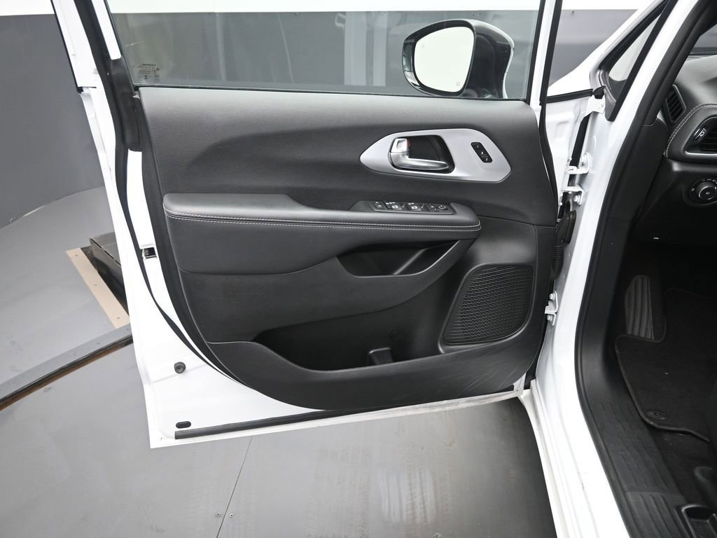 Used 2025 Chrysler Pacifica Limited image 12