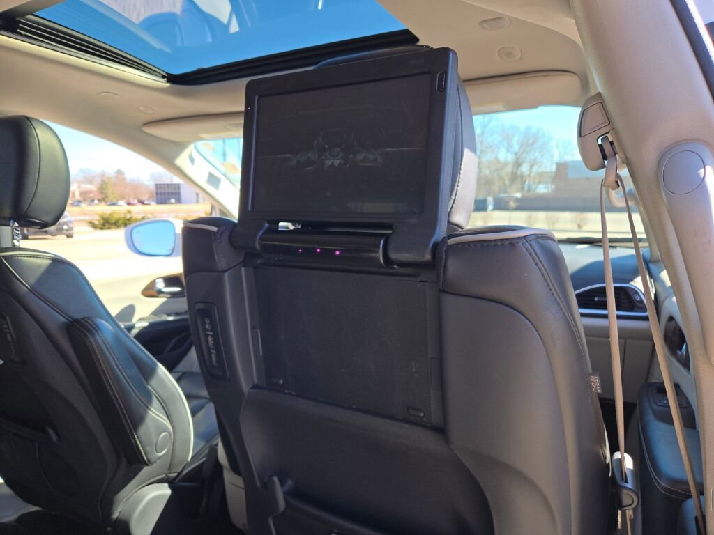 Used 2021 Chrysler Pacifica Limited w/ Uconnect Theater Family Group image 10