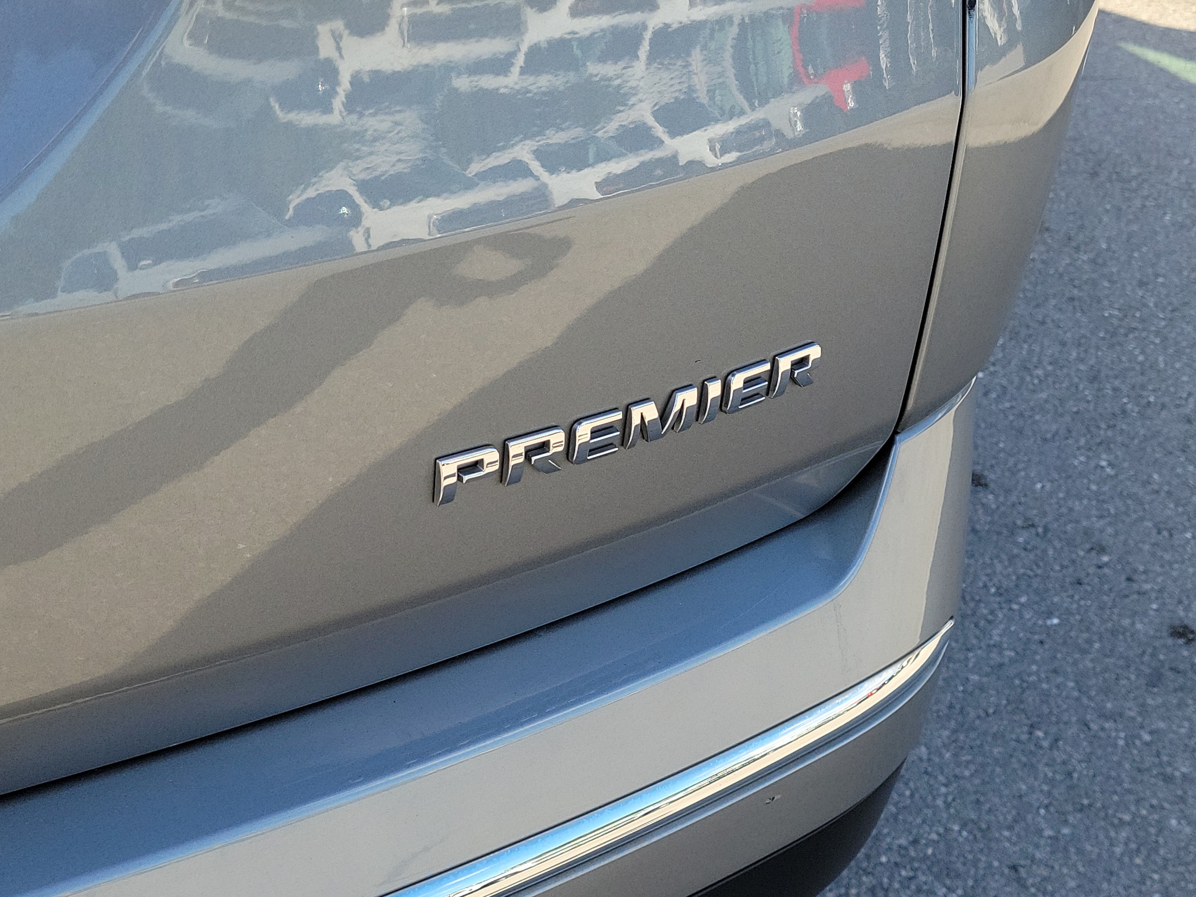 Used 2023 Chevrolet Traverse Premier FWD image 28