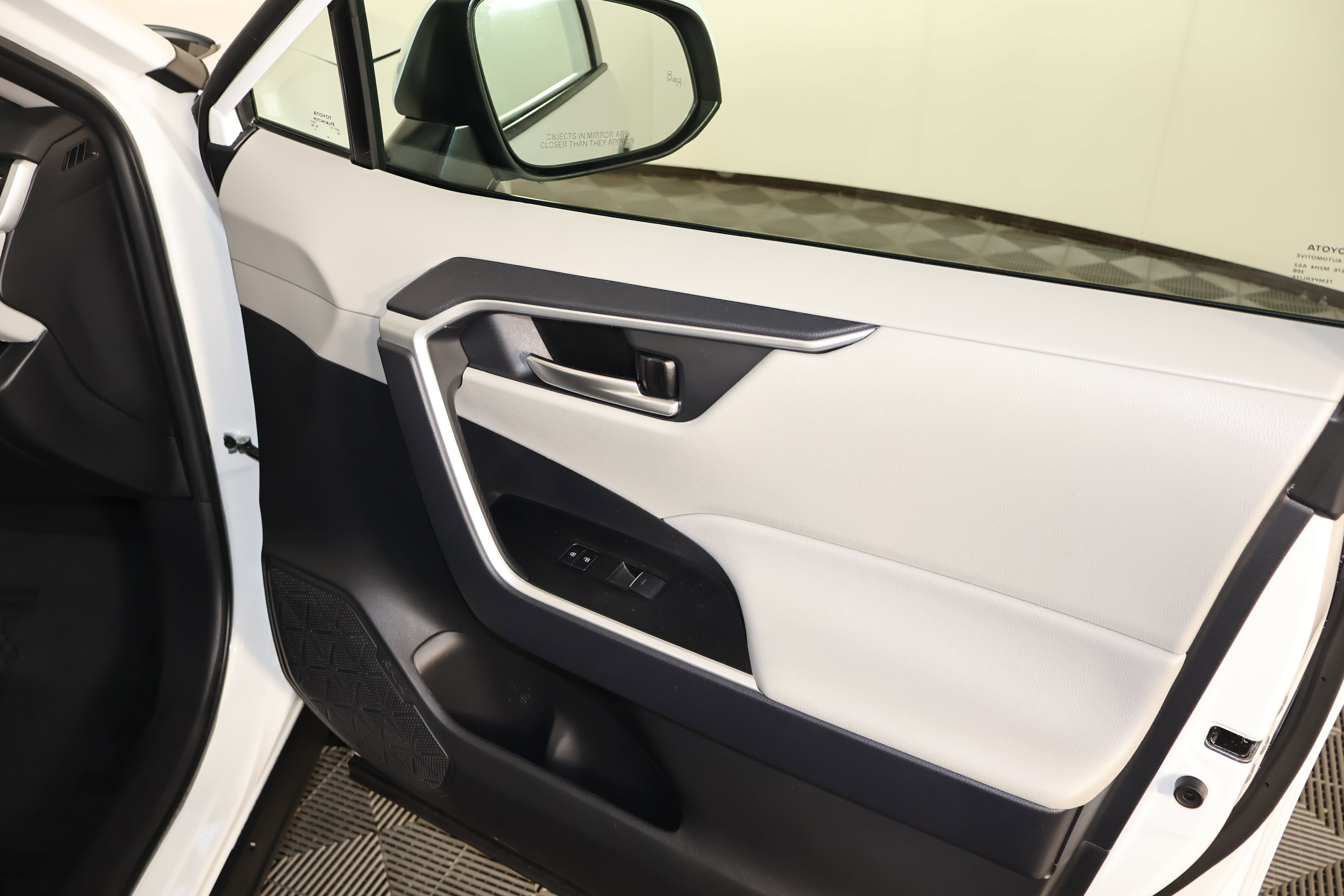 Used 2025 Toyota RAV4 XLE w/ Convenience Package image 42