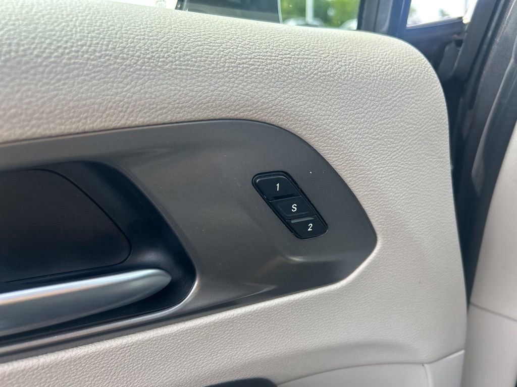 Used 2022 Chrysler Pacifica Touring-L FWD image 11