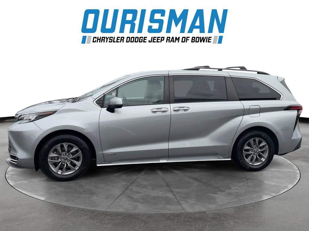 Used 2021 Toyota Sienna XLE image 3