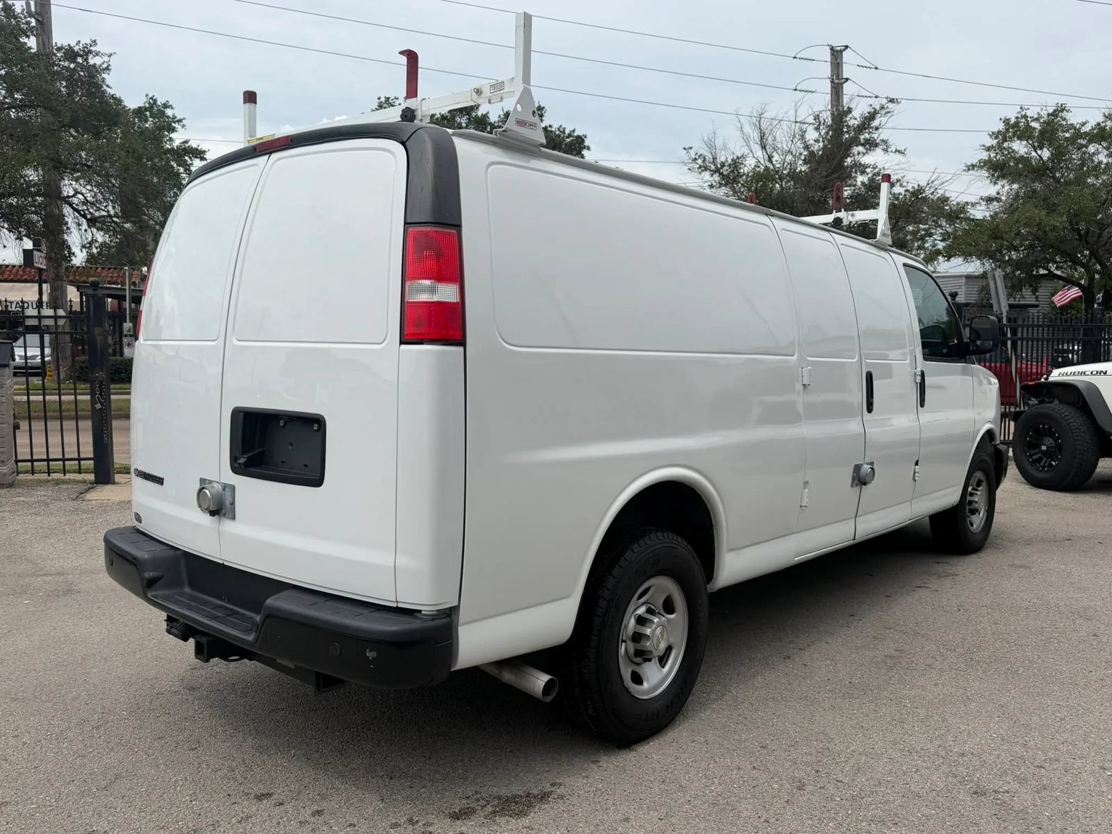 Used 2022 Chevrolet Express 3500 Extended w/ Driver Convenience Package RWD image 4