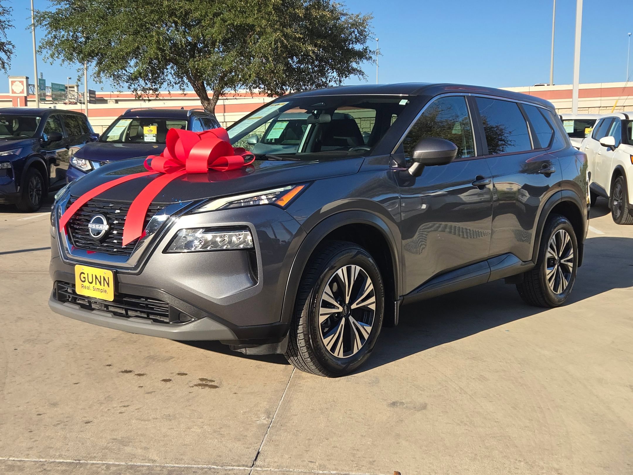Used 2023 Nissan Rogue SV image 3