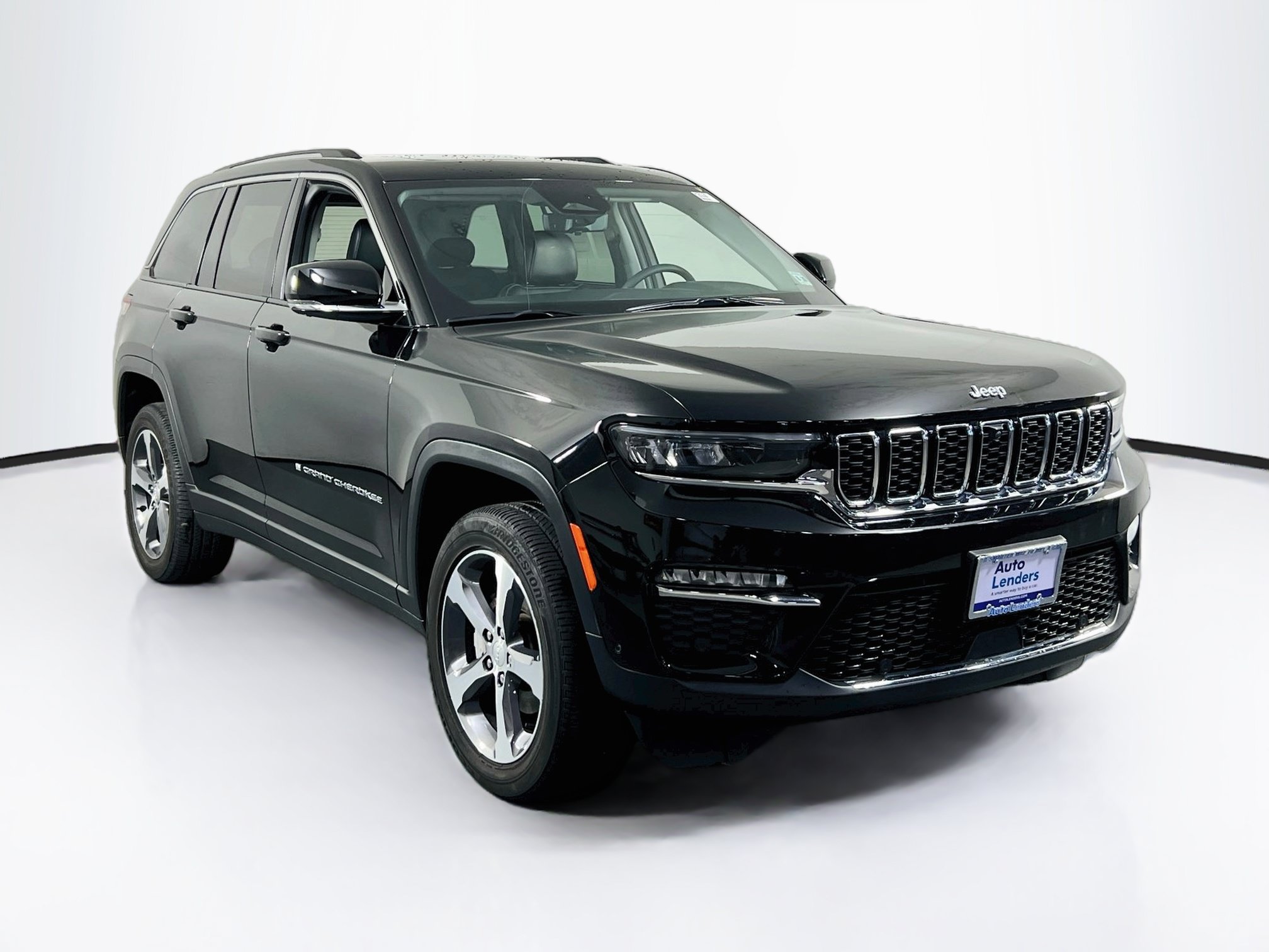 Used 2023 Jeep Grand Cherokee Limited w/ Luxury Tech Group II AWD/4WD image 3