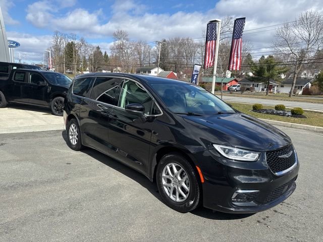 Used 2023 Chrysler Pacifica Touring-L image 4