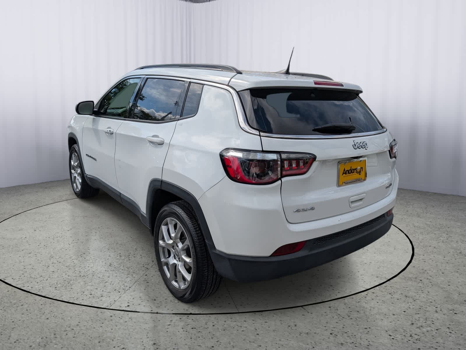 Used 2022 Jeep Compass Latitude w/ Sun and Sound Group AWD/4WD image 5