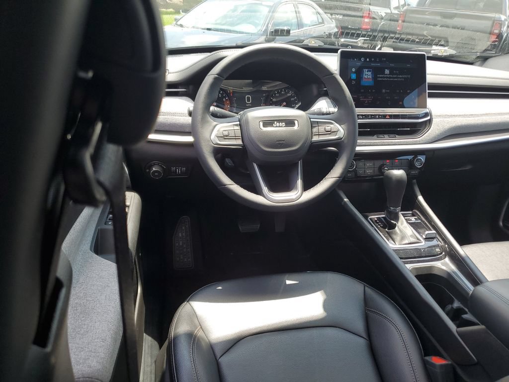 Used 2024 Jeep Compass Latitude w/ Sun and Sound Group AWD/4WD image 11