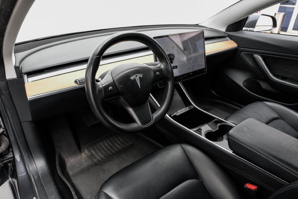 Used 2018 Tesla Model 3 Long Range RWD image 3