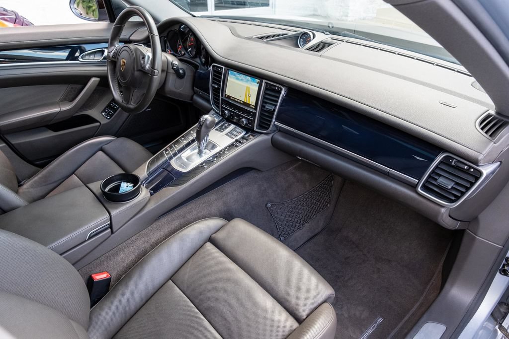 Used 2016 Porsche Panamera RWD image 34