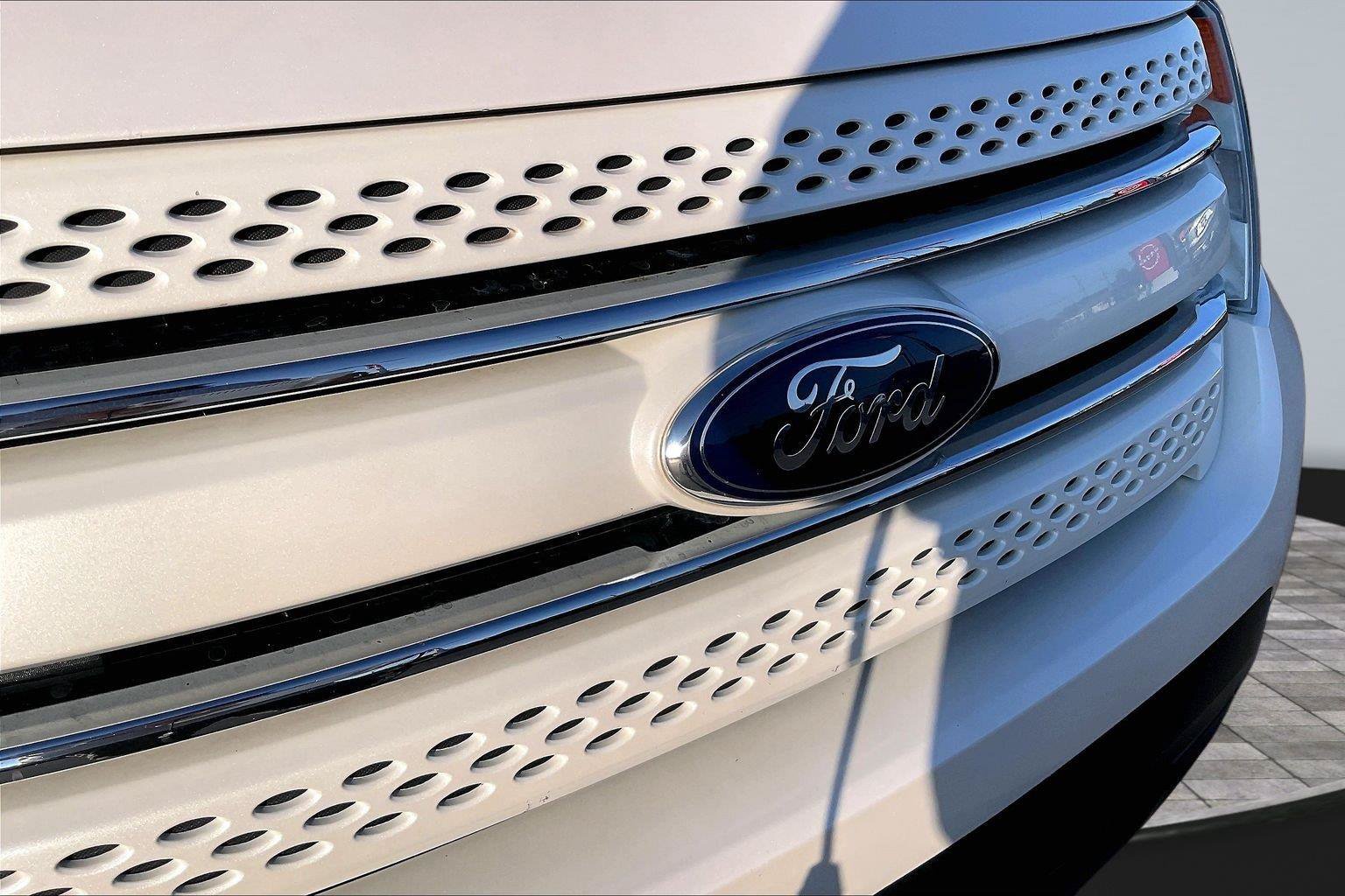Used 2015 Ford Explorer Limited w/ Equipment Group 301A AWD/4WD image 29