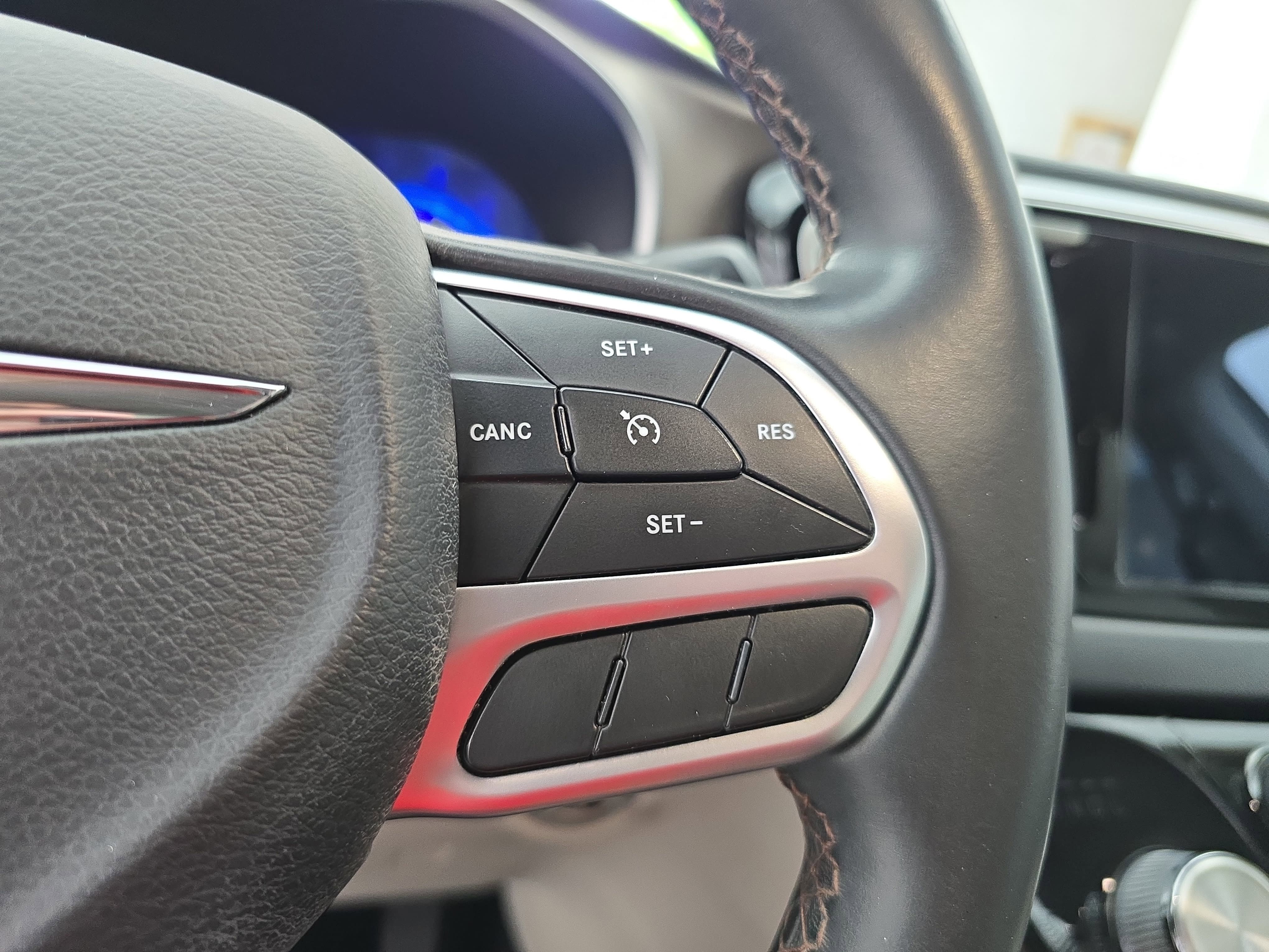 Used 2018 Chrysler Pacifica Touring-L image 19