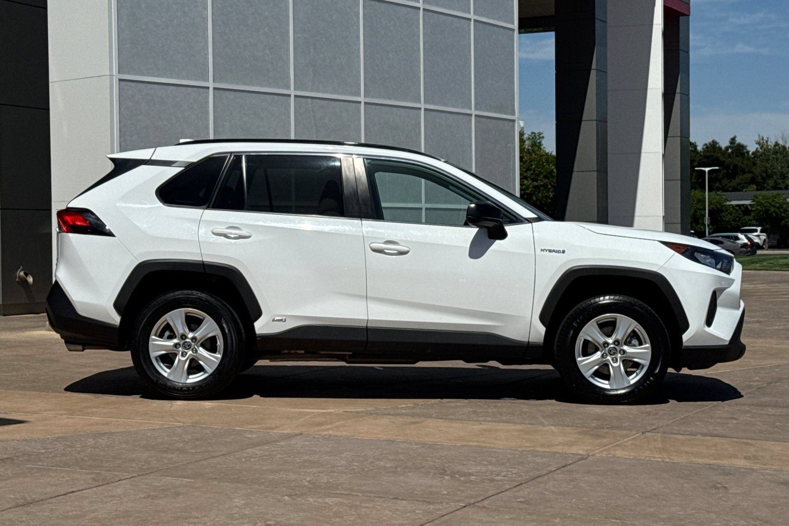 Certified 2021 Toyota RAV4 LE AWD/4WD image 3