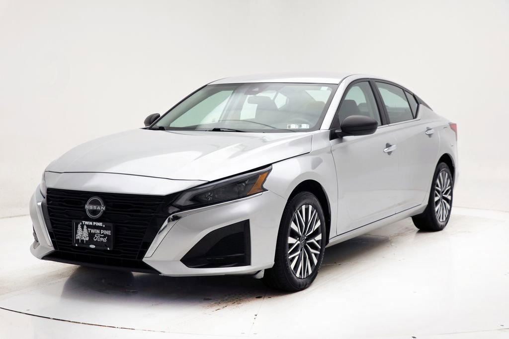Used 2024 Nissan Altima 2.5 SV image 2