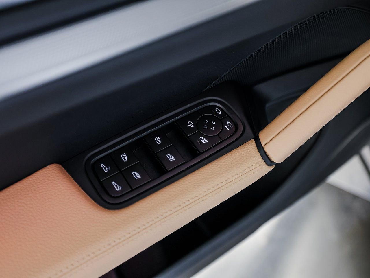 Certified 2025 Porsche Cayenne Coupe image 23