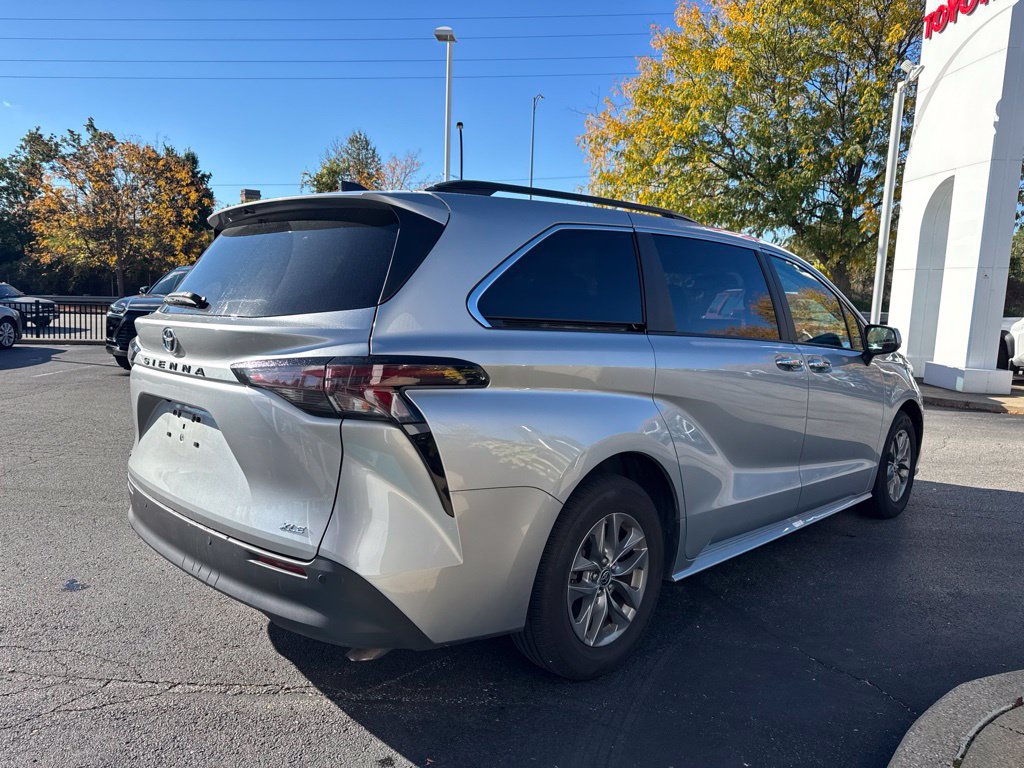 Used 2025 Toyota Sienna XLE FWD image 5