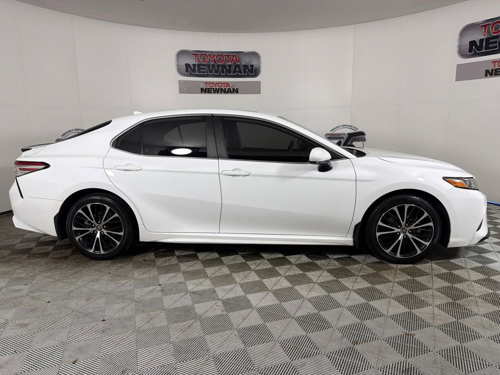 Used 2020 Toyota Camry SE FWD image 2
