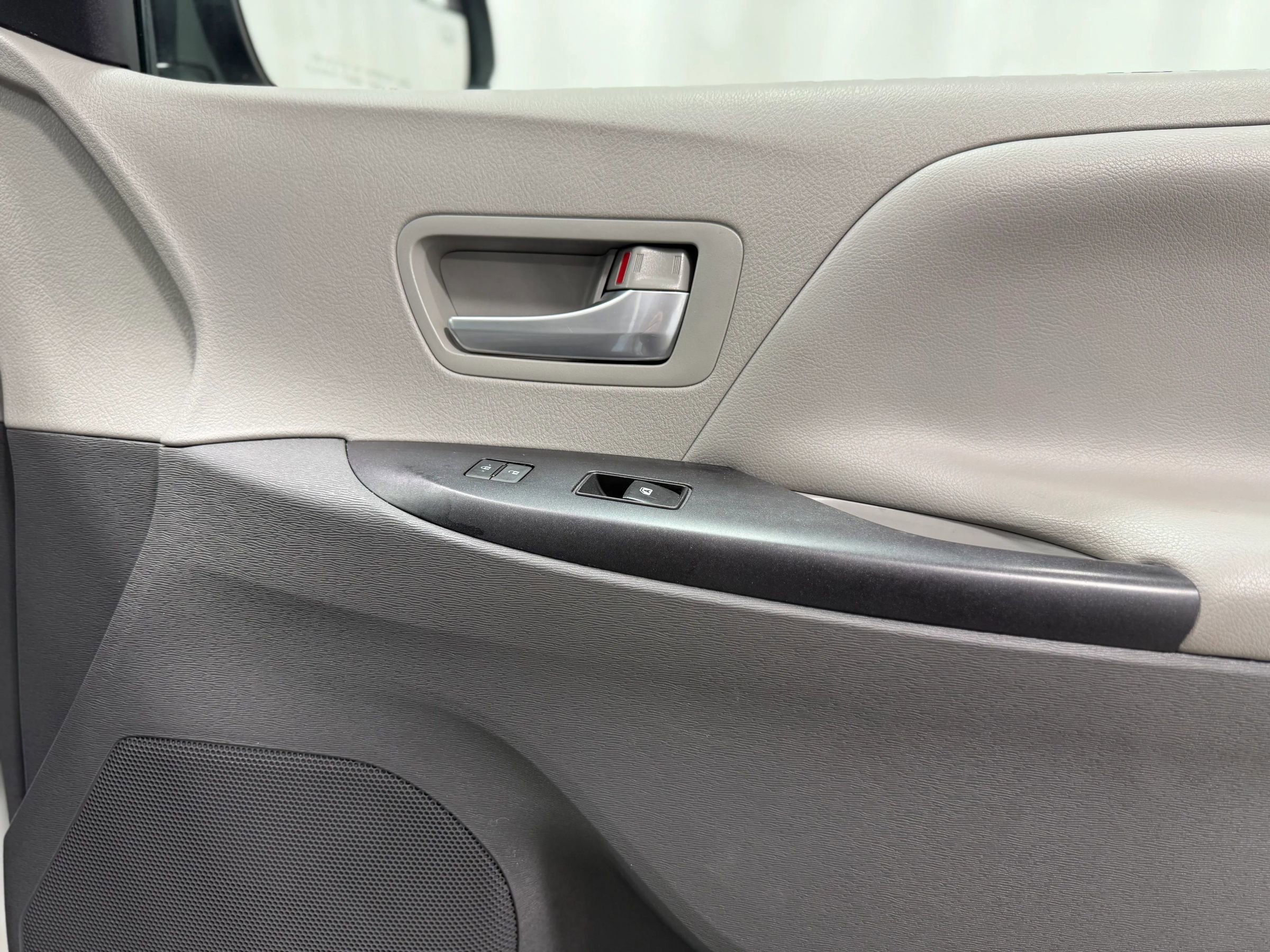 Used 2017 Toyota Sienna LE image 22