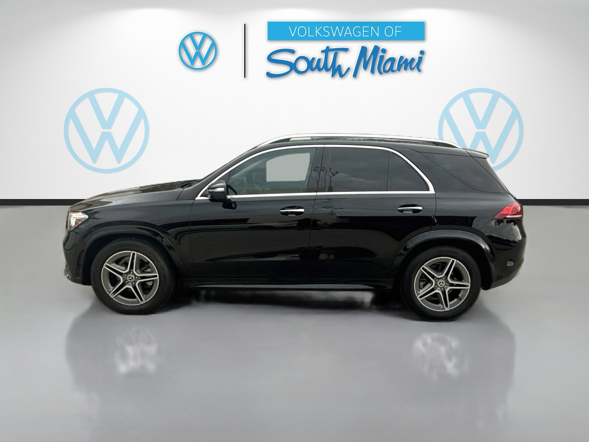 Used 2022 Mercedes-Benz GLE 350 4MATIC w/ AMG Line Exterior image 4