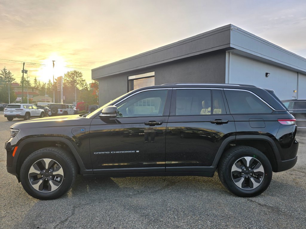 Used 2022 Jeep Grand Cherokee Limited 4xe w/ Luxury Tech Group II AWD/4WD image 5
