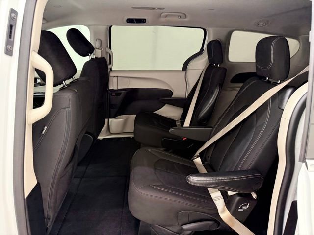 Used 2023 Chrysler Voyager LX image 15
