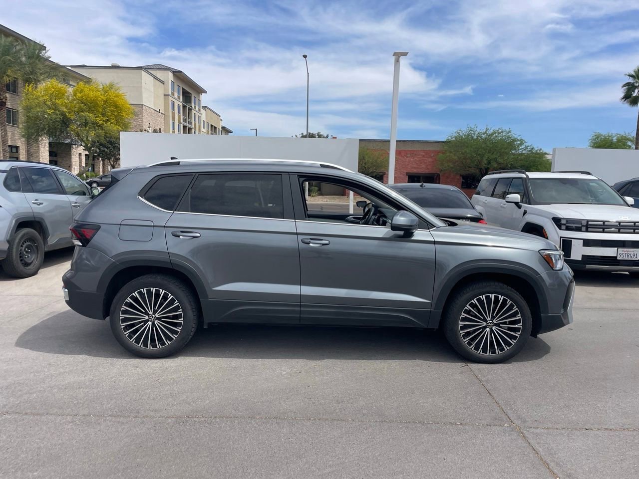 Used 2025 Volkswagen Taos SE image 3