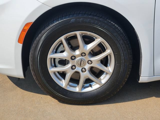 Used 2023 Chrysler Pacifica Touring-L FWD image 15