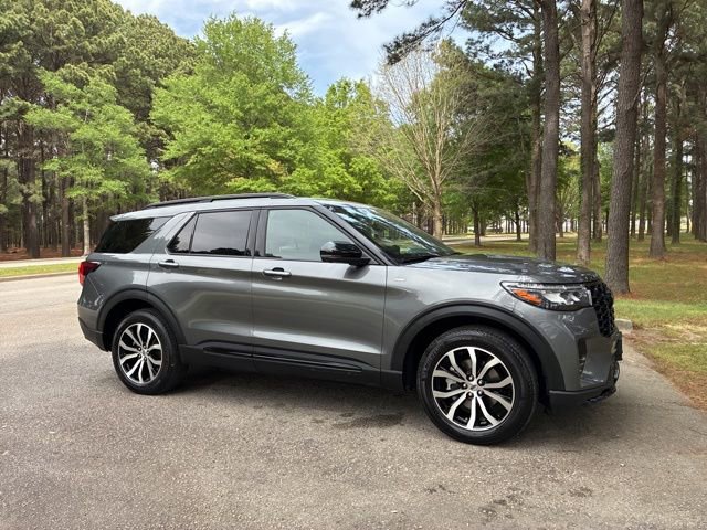Used 2025 Ford Explorer ST-Line AWD/4WD image 2