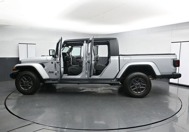 Used 2024 Jeep Gladiator Sport image 38
