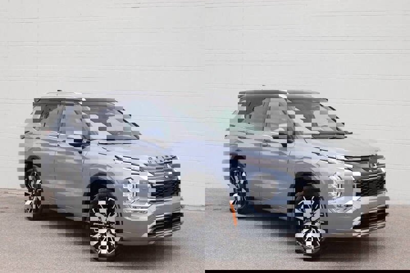 New 2025 Mitsubishi Outlander SEL image 1