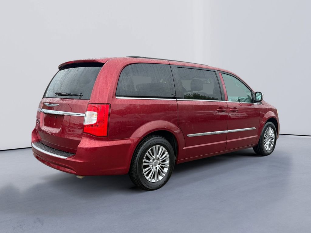 Used 2013 Chrysler Town & Country Touring-L FWD video 3