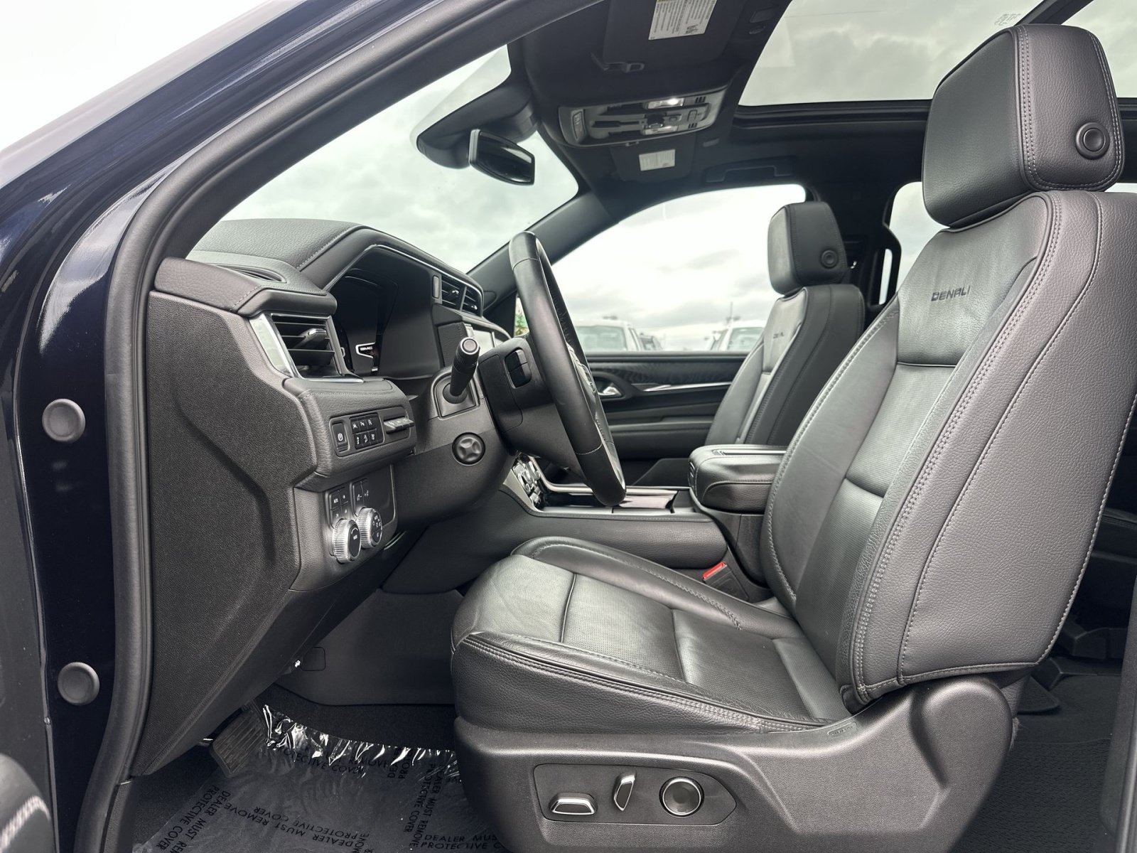 Used 2024 GMC Yukon XL Denali AWD/4WD image 14