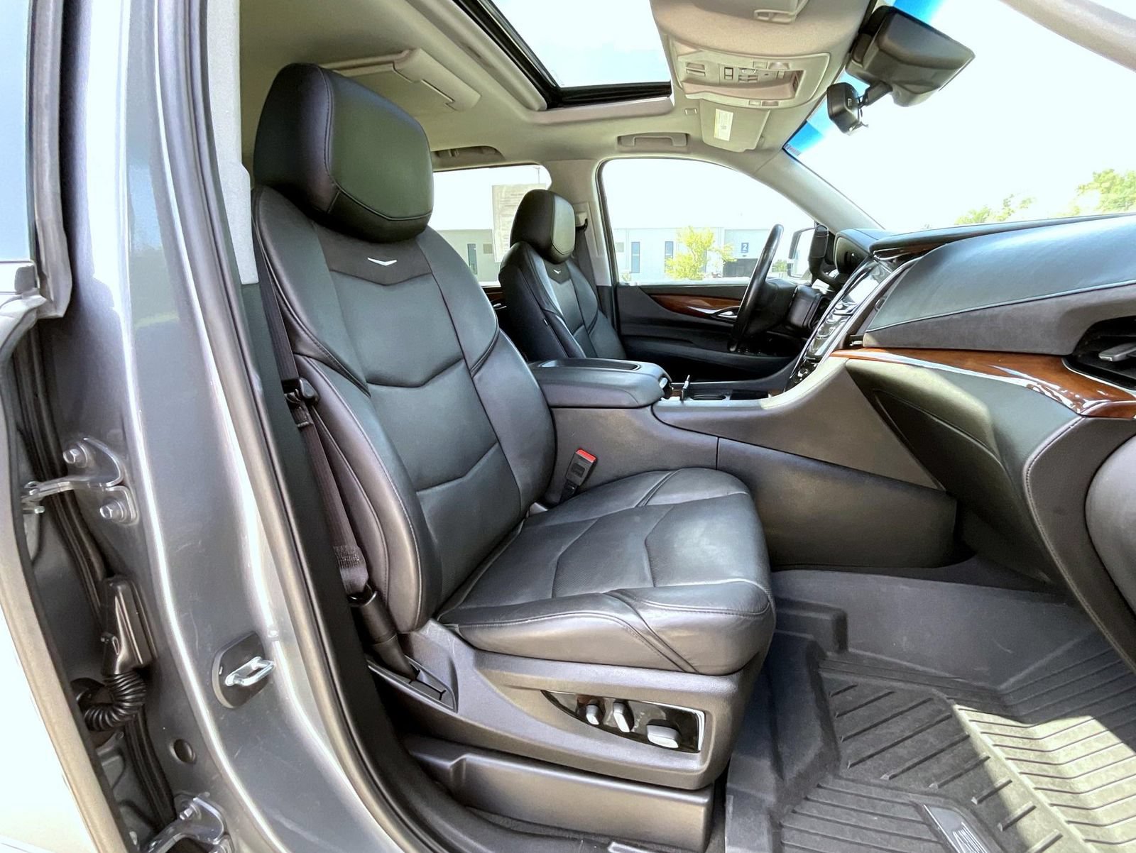 Used 2019 Cadillac Escalade Premium Luxury AWD/4WD image 16